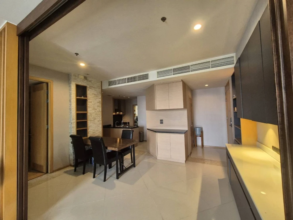 Selling a very spacious unit at The Empire Place Sathorn, furnished with high-quality furniture. Reservation required.