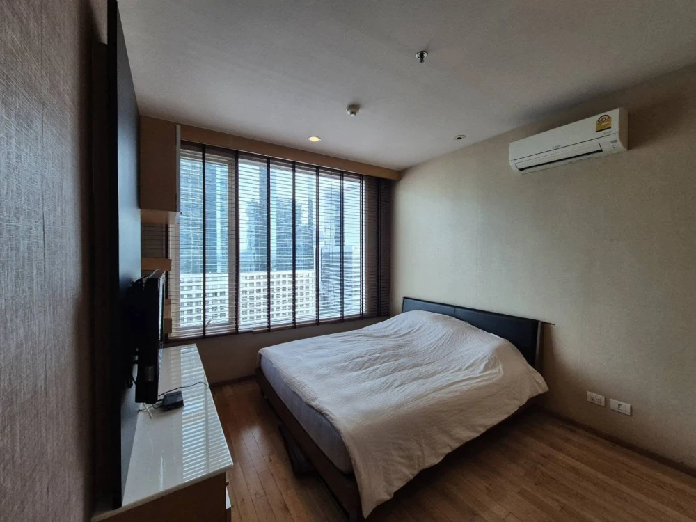Selling a very spacious unit at The Empire Place Sathorn, furnished with high-quality furniture. Reservation required.