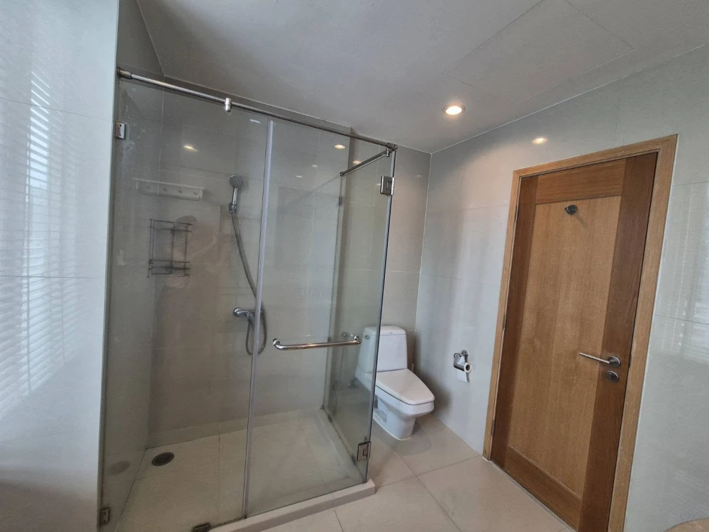 Selling a very spacious unit at The Empire Place Sathorn, furnished with high-quality furniture. Reservation required.