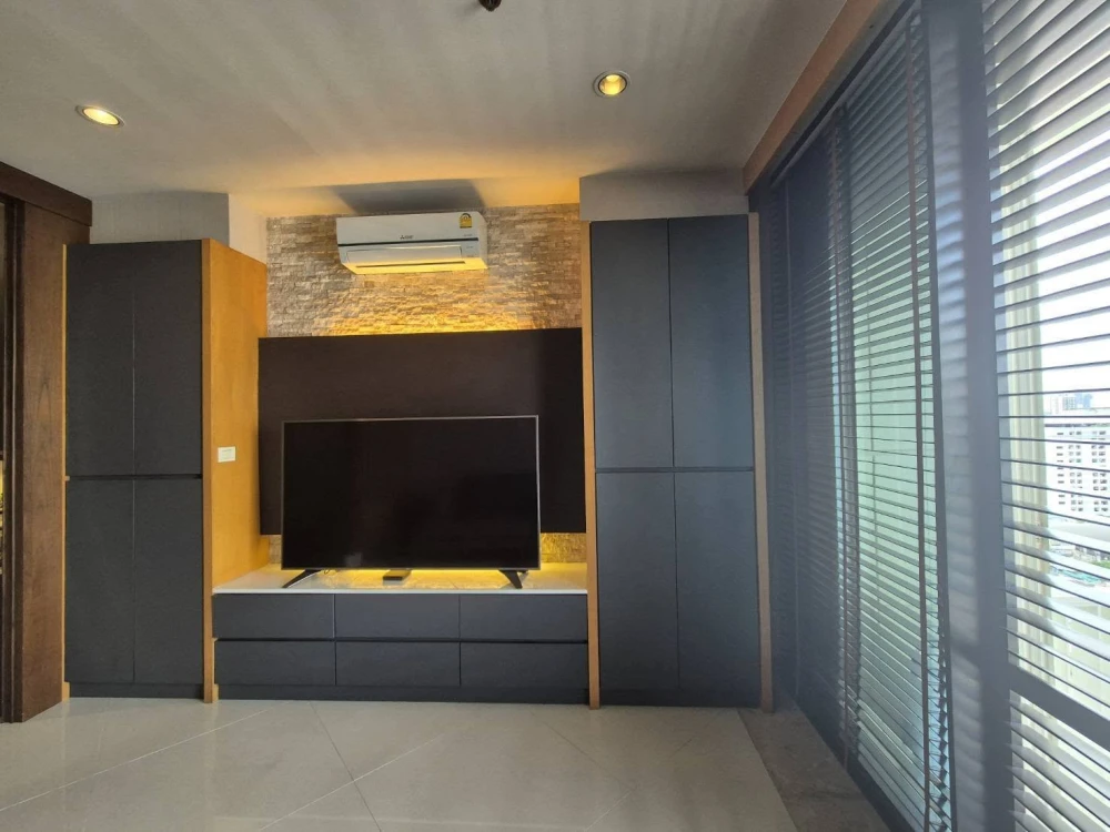 Selling a very spacious unit at The Empire Place Sathorn, furnished with high-quality furniture. Reservation required.