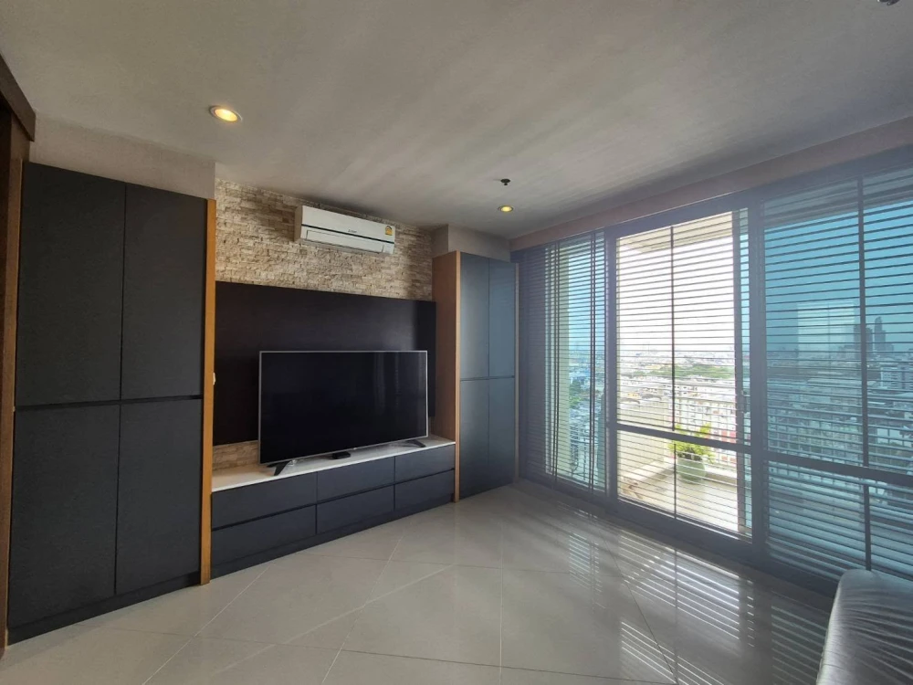 Selling a very spacious unit at The Empire Place Sathorn, furnished with high-quality furniture. Reservation required.
