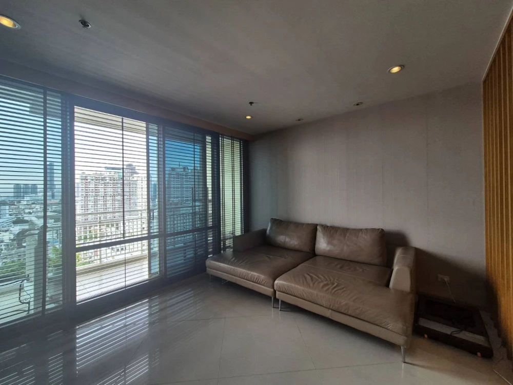 Selling a very spacious unit at The Empire Place Sathorn, furnished with high-quality furniture. Reservation required.