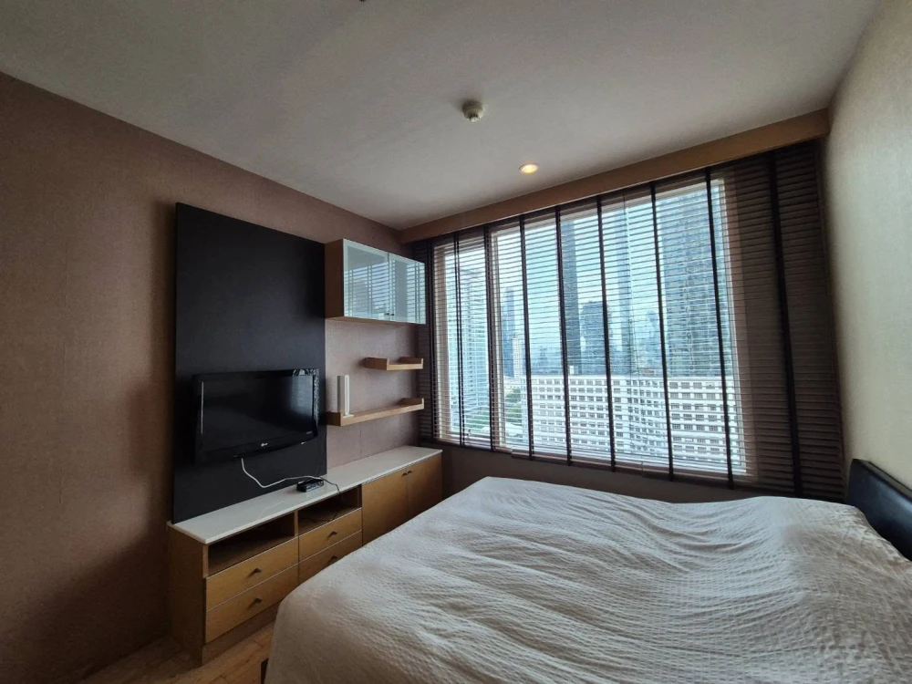 Selling a very spacious unit at The Empire Place Sathorn, furnished with high-quality furniture. Reservation required.