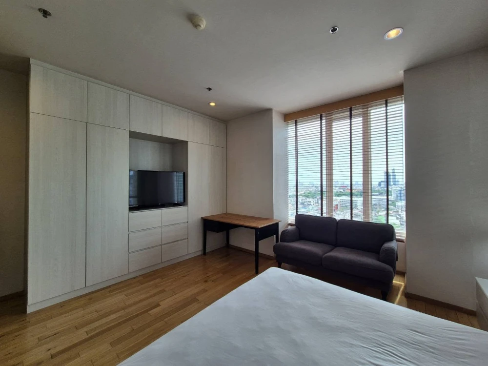 Selling a very spacious unit at The Empire Place Sathorn, furnished with high-quality furniture. Reservation required.