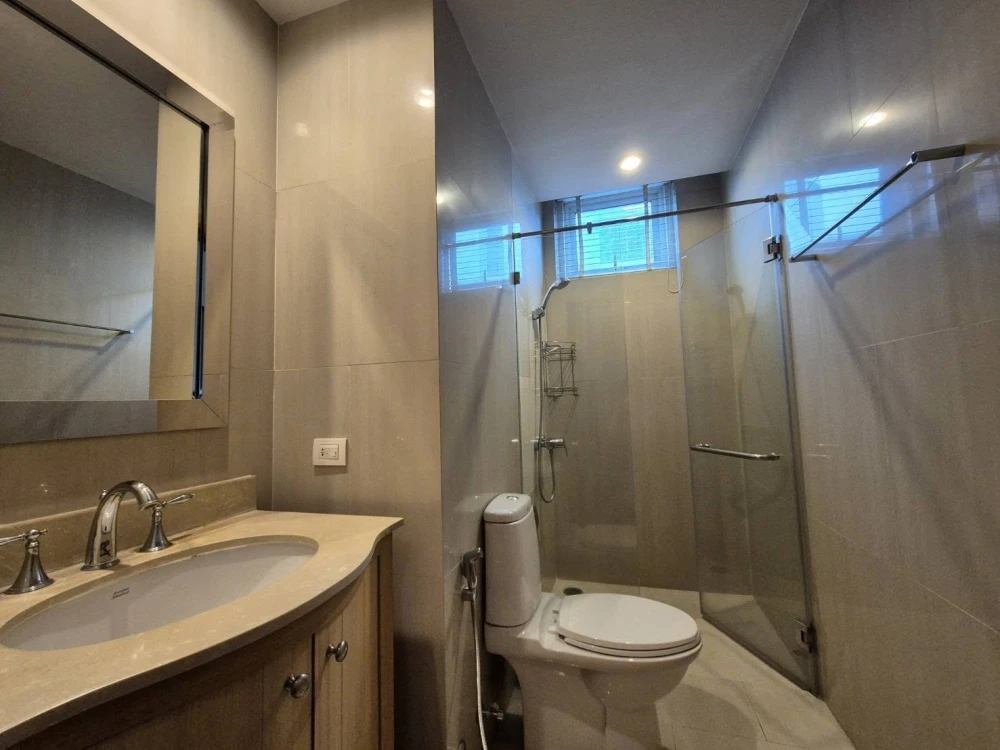 Selling a very spacious unit at The Empire Place Sathorn, furnished with high-quality furniture. Reservation required.