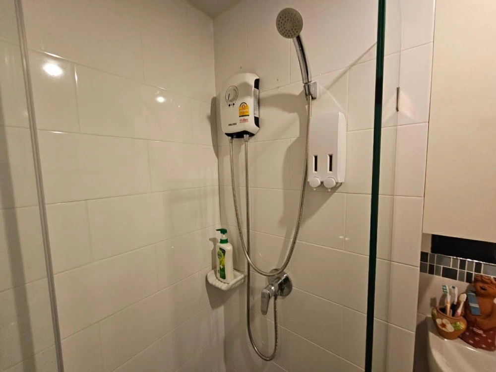 Selling The Excel Hideaway Lasalle 11. Nice unit, low floor, corner unit. Book now!