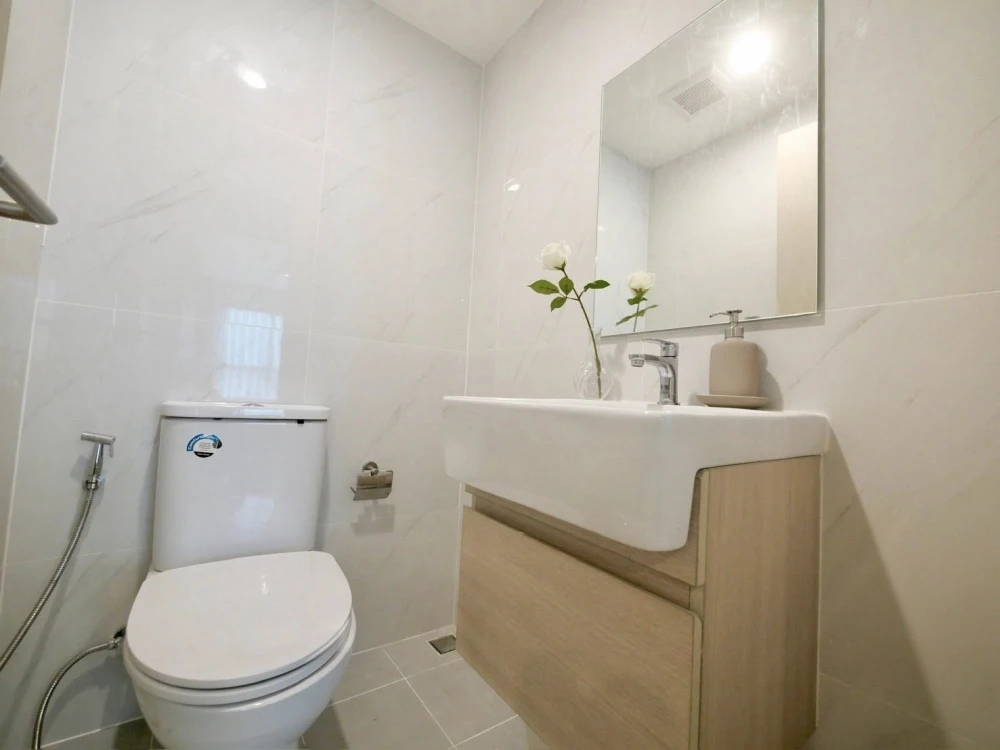 Selling The Excel Hideaway Sukhumvit 50, corner unit with stunning canal view (Phra Khanong canal). Ready to move in with just your luggage.