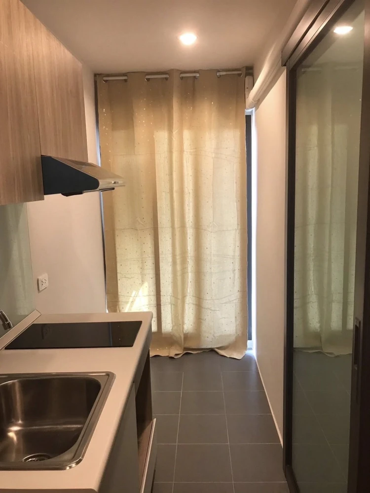 For sale: The Excel Hideaway Sukhumvit 71, Building B, 8th floor. Convenient for traveling, easy to find food. Interested, book now.