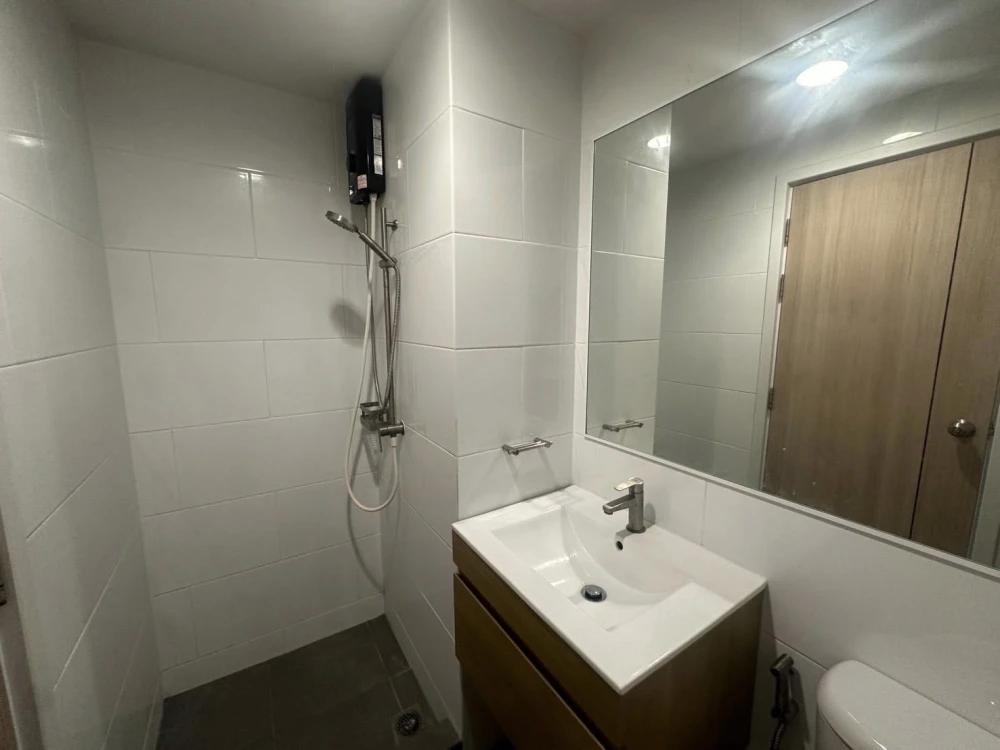 For sale: The Excel Khu Khot, 1 bedroom, 1 bathroom, fully furnished, with quality wallpaper. Don't miss out!