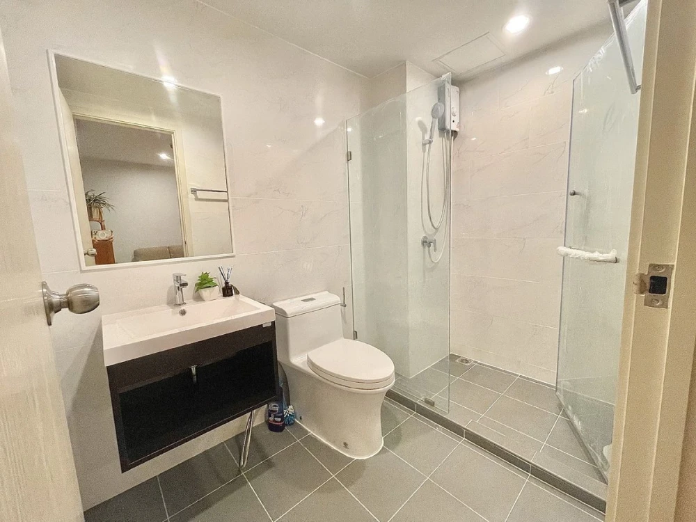 For sale: The Excel Ratchada 18, 5th floor, swimming pool view, fully furnished, ready to move in, hurry and reserve now.