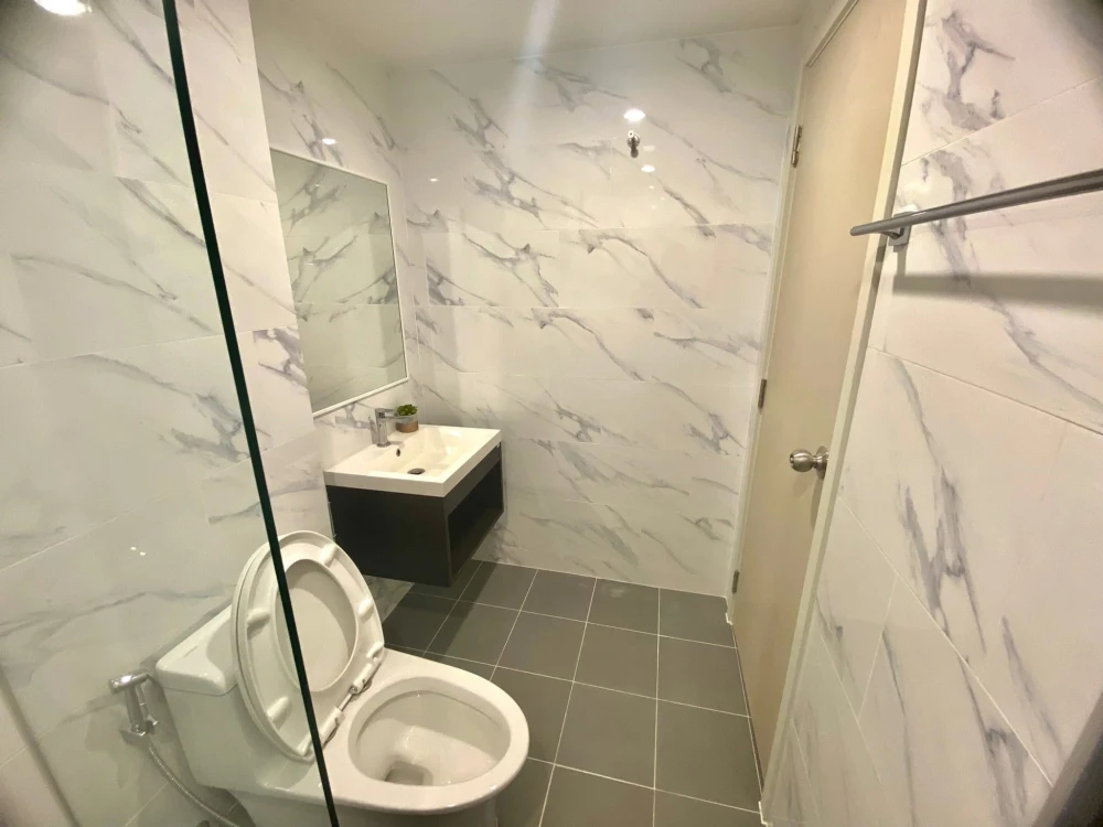 For sale: The Excel Ratchada 18, corner unit with privacy, decorated in a neutral tone, garden view, not hot, fully furnished, reserve now!