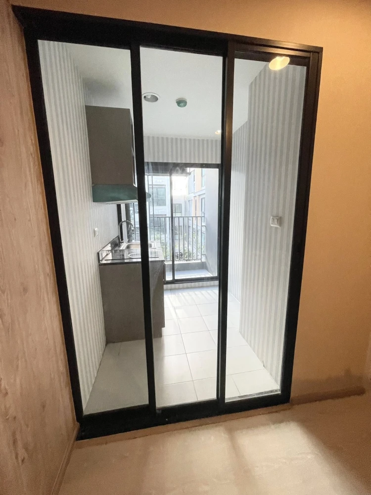 Selling The Excel Udomsuk, 1 bedroom, 1 bathroom unit. Features high-quality wallpaper and a swimming pool view. Book now!