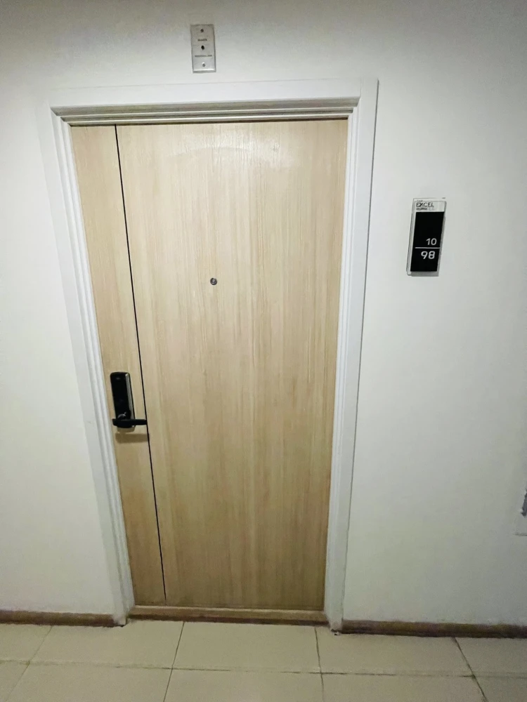 Selling The Excel Udomsuk, 1 bedroom, 1 bathroom unit. Features high-quality wallpaper and a swimming pool view. Book now!