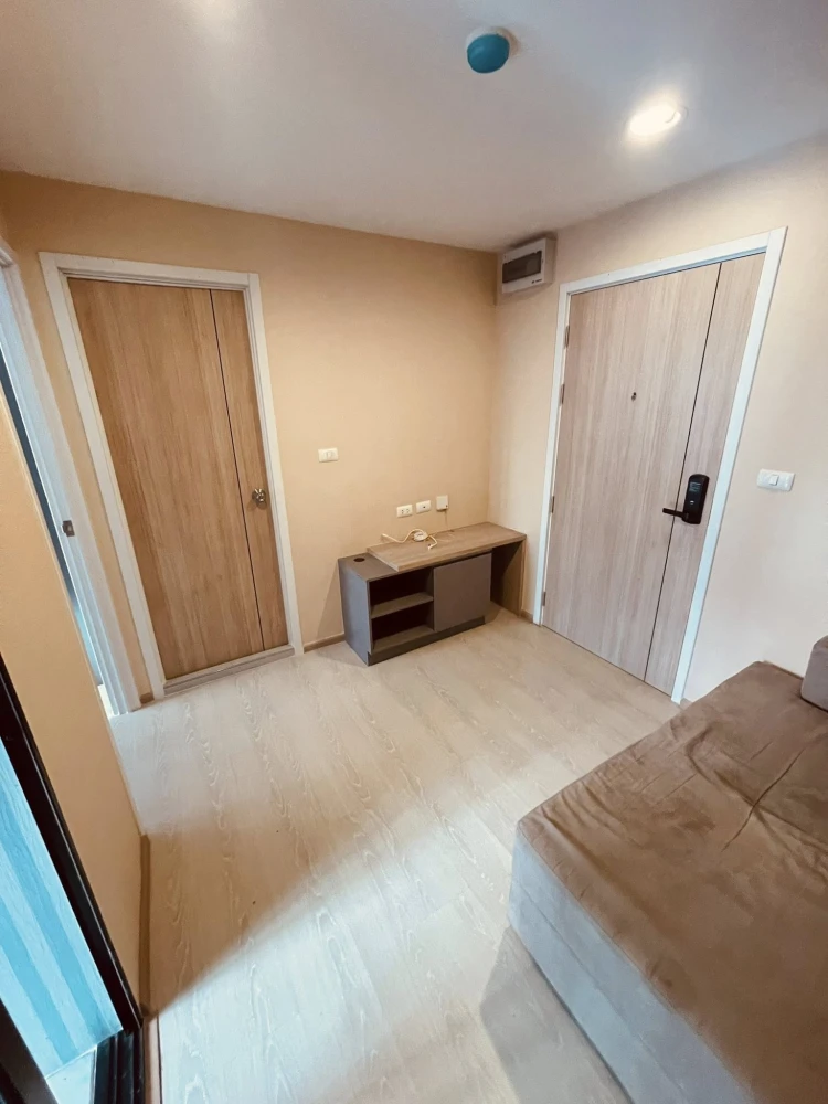 Selling The Excel Udomsuk, 1 bedroom, 1 bathroom unit. Features high-quality wallpaper and a swimming pool view. Book now!
