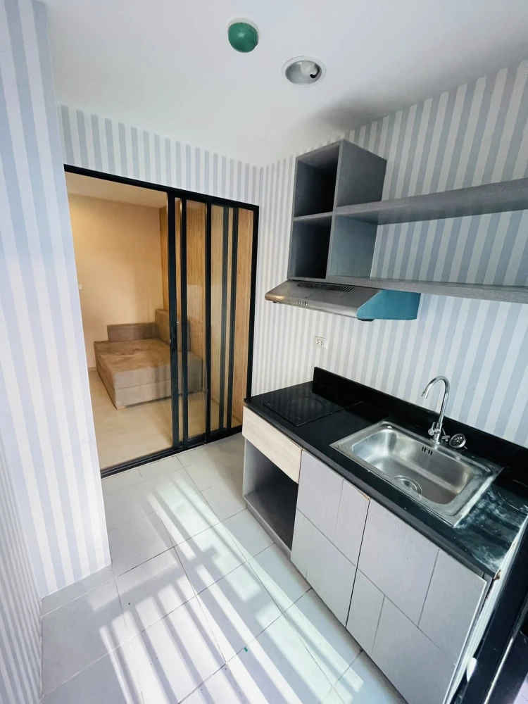Selling The Excel Udomsuk, 1 bedroom, 1 bathroom unit. Features high-quality wallpaper and a swimming pool view. Book now!