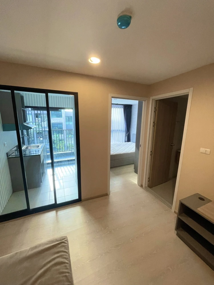 Selling The Excel Udomsuk, 1 bedroom, 1 bathroom unit. Features high-quality wallpaper and a swimming pool view. Book now!