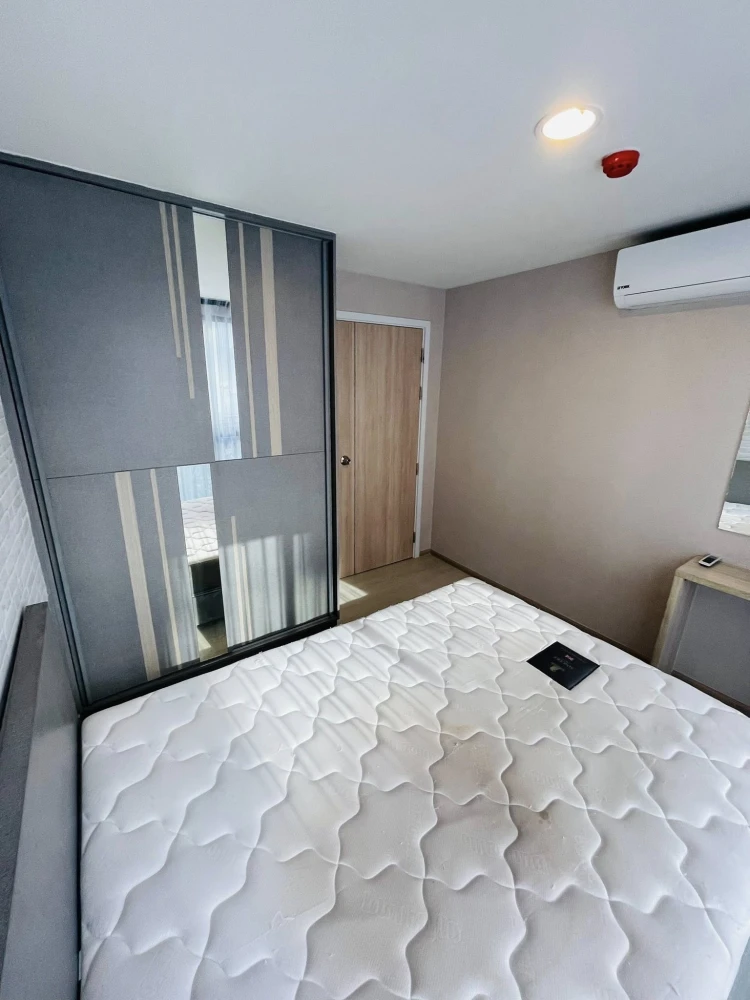 Selling The Excel Udomsuk, 1 bedroom, 1 bathroom unit. Features high-quality wallpaper and a swimming pool view. Book now!