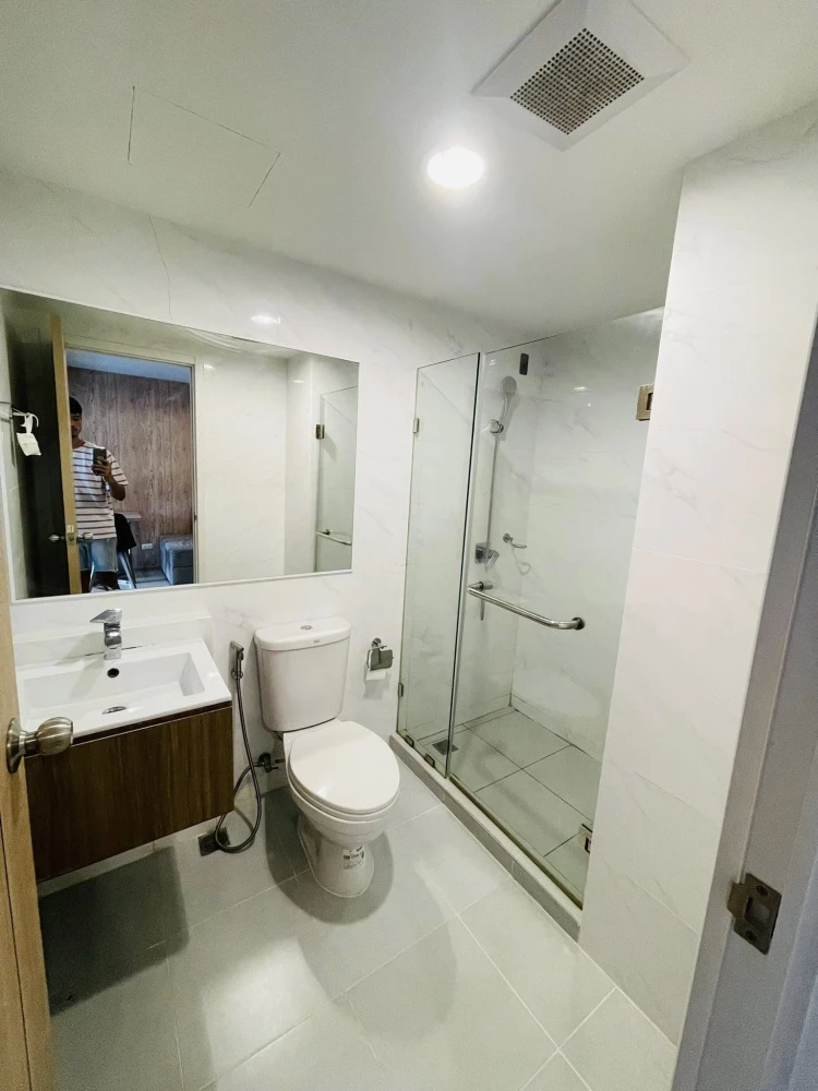 Selling The Excel Udomsuk, 1 bedroom, 1 bathroom unit. Features high-quality wallpaper and a swimming pool view. Book now!