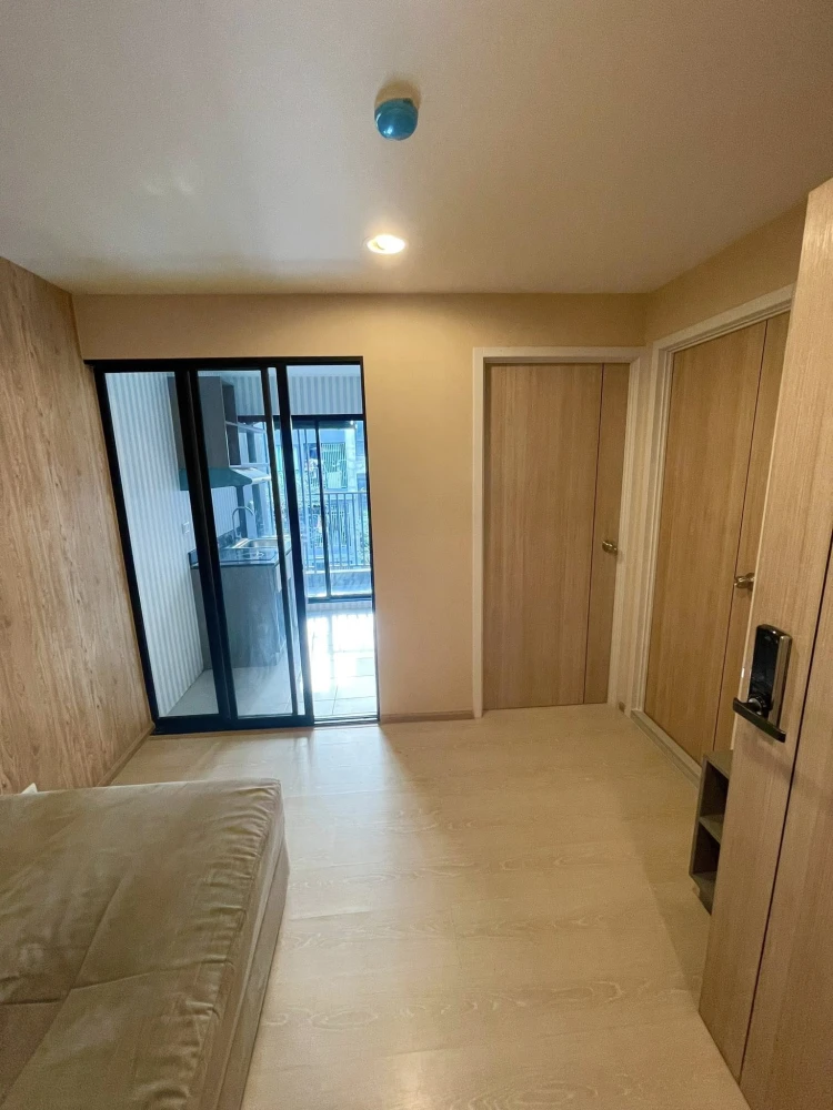 Selling The Excel Udomsuk, 1 bedroom, 1 bathroom unit. Features high-quality wallpaper and a swimming pool view. Book now!