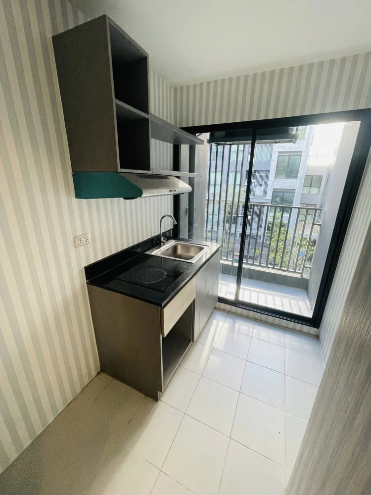 Selling The Excel Udomsuk, 1 bedroom, 1 bathroom unit. Features high-quality wallpaper and a swimming pool view. Book now!