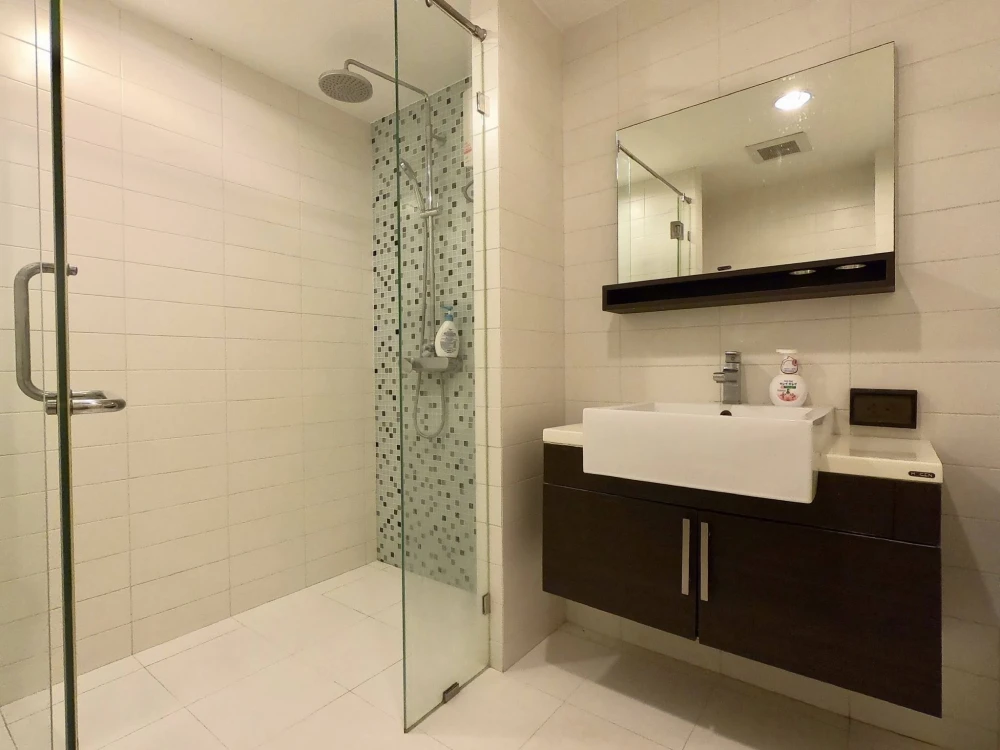 Selling The Fine Ari 4 - Phahonyothin. This is the only adjacent unit, making it very quiet and peaceful. It's a slow-life condo perfect for those who