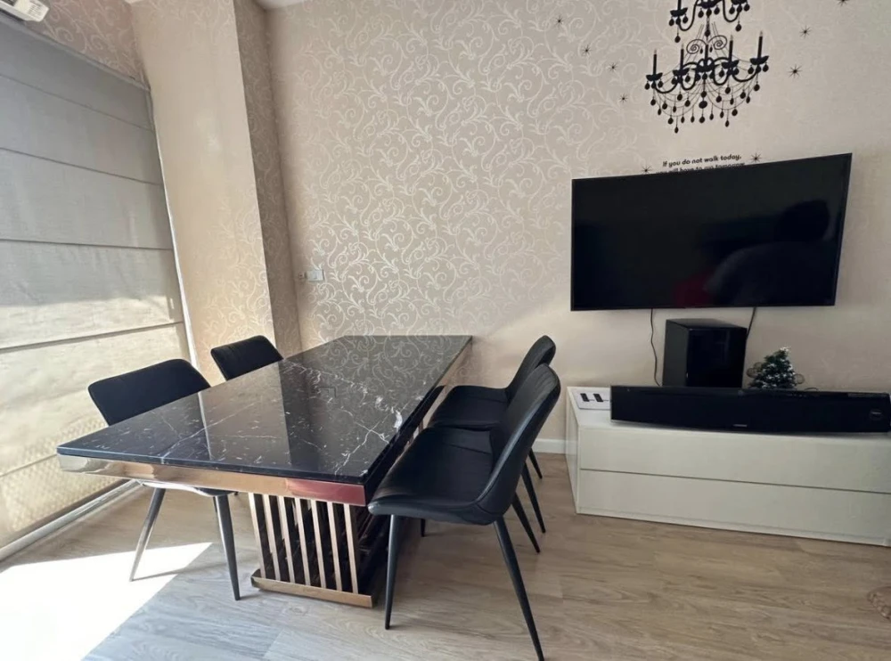 Selling The Four Wings Residence Srinakarin. Very spacious room, wallpapered throughout, fully furnished. Don't miss out!