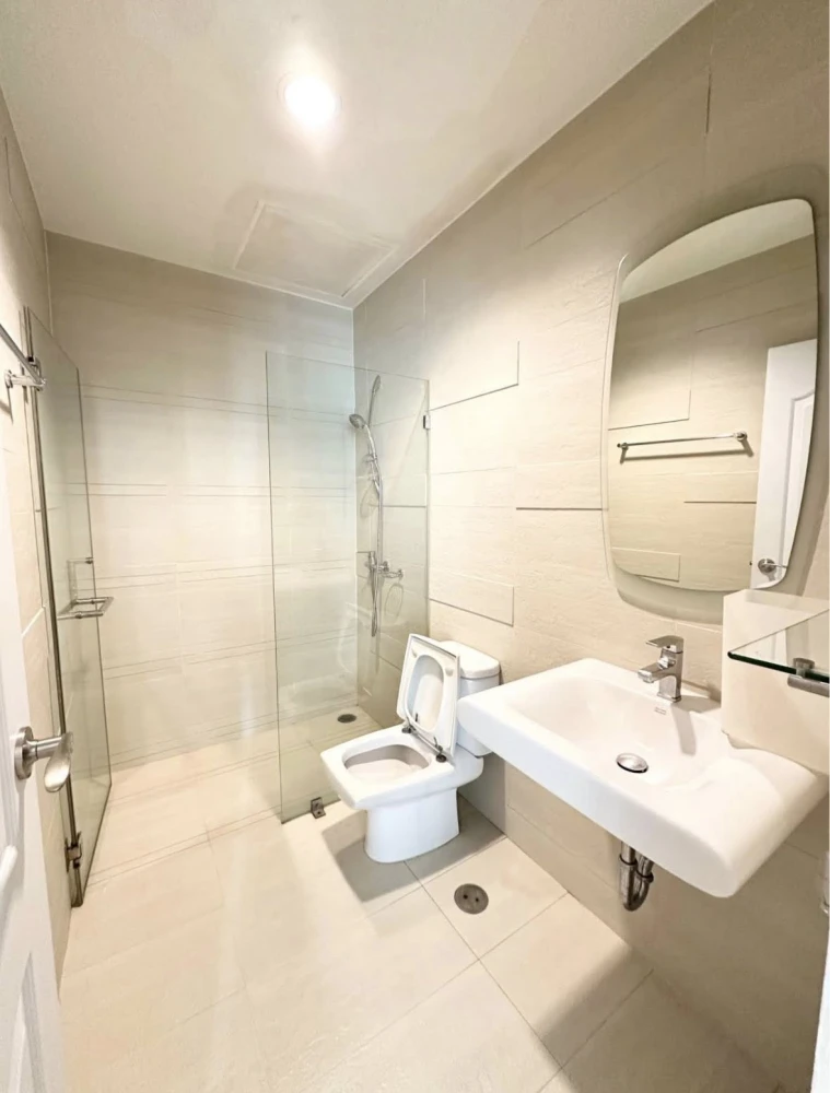 Selling The Four Wings Residence Srinakarin. Very spacious room, wallpapered throughout, fully furnished. Don't miss out!
