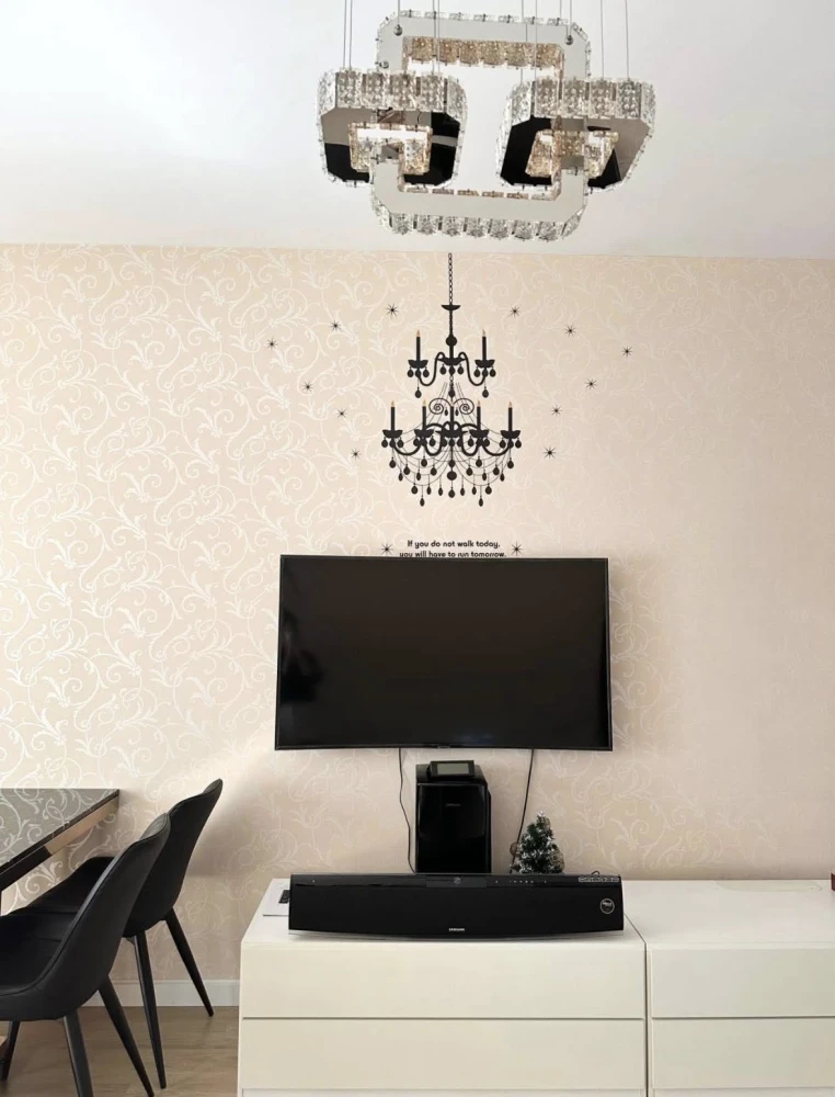 Selling The Four Wings Residence Srinakarin. Very spacious room, wallpapered throughout, fully furnished. Don't miss out!