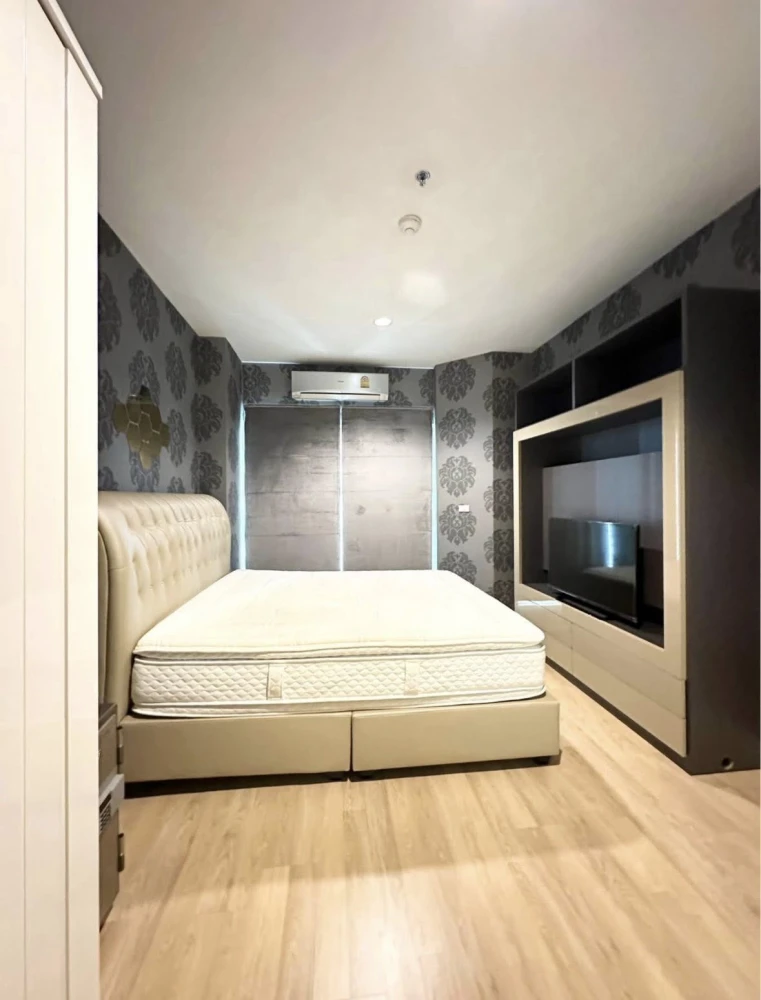 Selling The Four Wings Residence Srinakarin. Very spacious room, wallpapered throughout, fully furnished. Don't miss out!