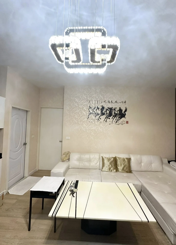 Selling The Four Wings Residence Srinakarin. Very spacious room, wallpapered throughout, fully furnished. Don't miss out!