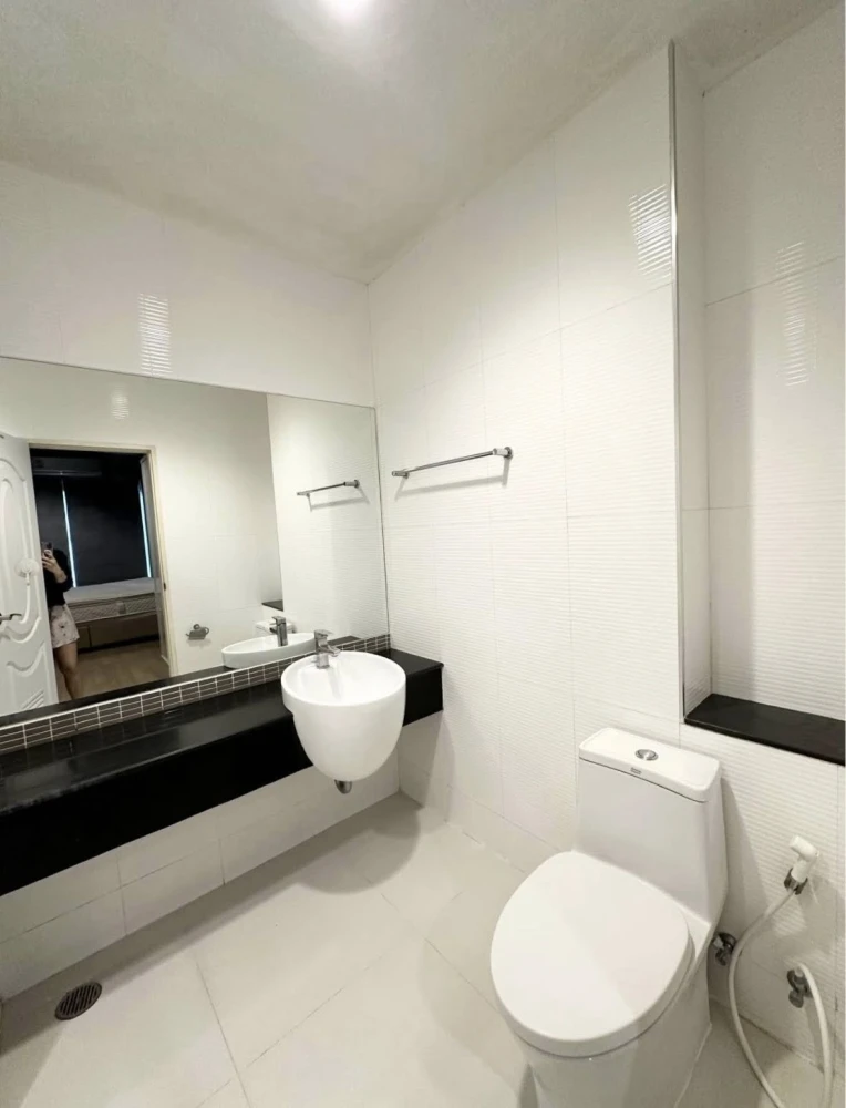 Selling The Four Wings Residence Srinakarin. Very spacious room, wallpapered throughout, fully furnished. Don't miss out!