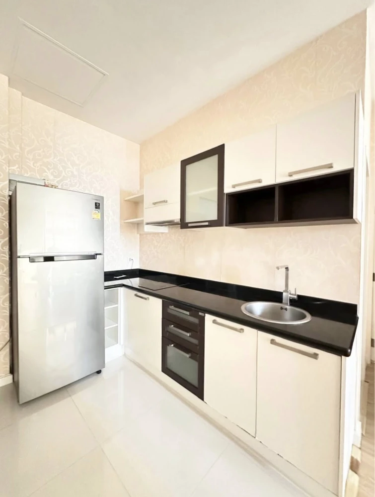 Selling The Four Wings Residence Srinakarin. Very spacious room, wallpapered throughout, fully furnished. Don't miss out!