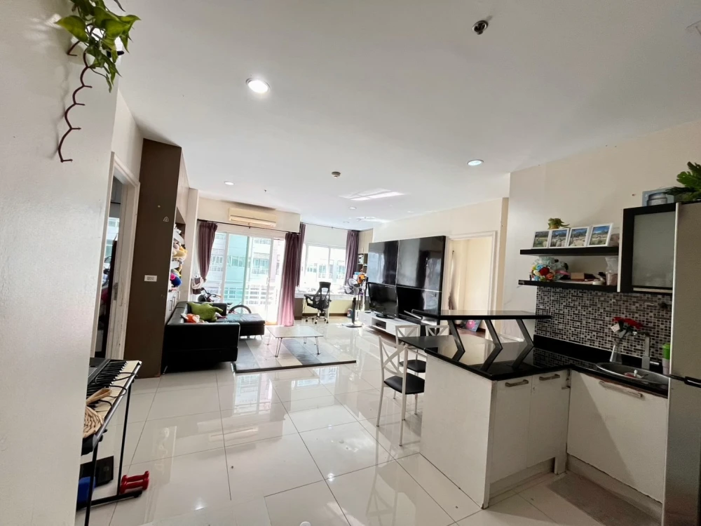 Selling The Four Wings Residence Srinakarin, 2 bedrooms, 3 bathrooms. Very spacious unit with a home-like atmosphere.