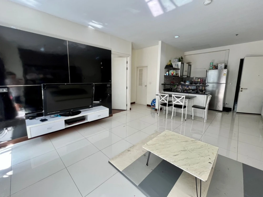 Selling The Four Wings Residence Srinakarin, 2 bedrooms, 3 bathrooms. Very spacious unit with a home-like atmosphere.