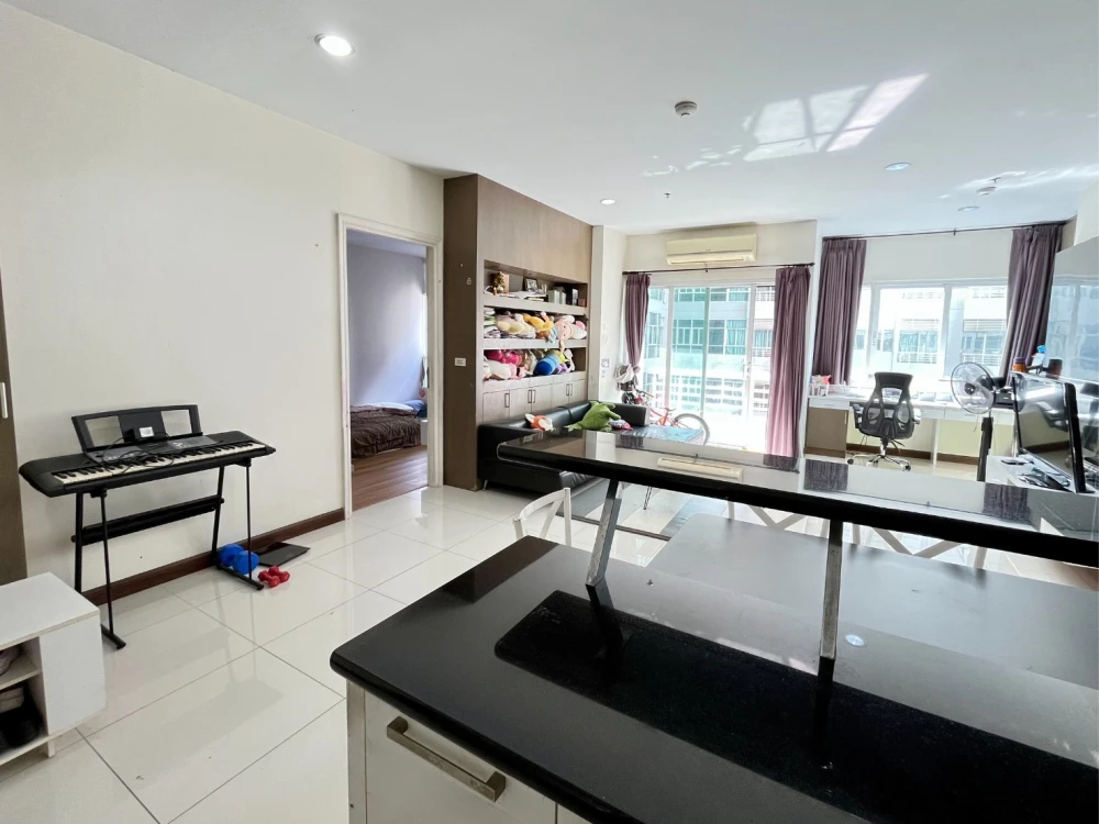 Selling The Four Wings Residence Srinakarin, 2 bedrooms, 3 bathrooms. Very spacious unit with a home-like atmosphere.