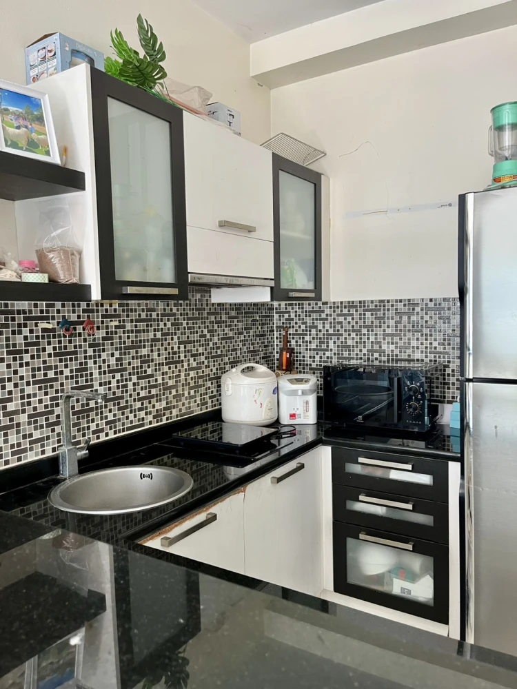 Selling The Four Wings Residence Srinakarin, 2 bedrooms, 3 bathrooms. Very spacious unit with a home-like atmosphere.