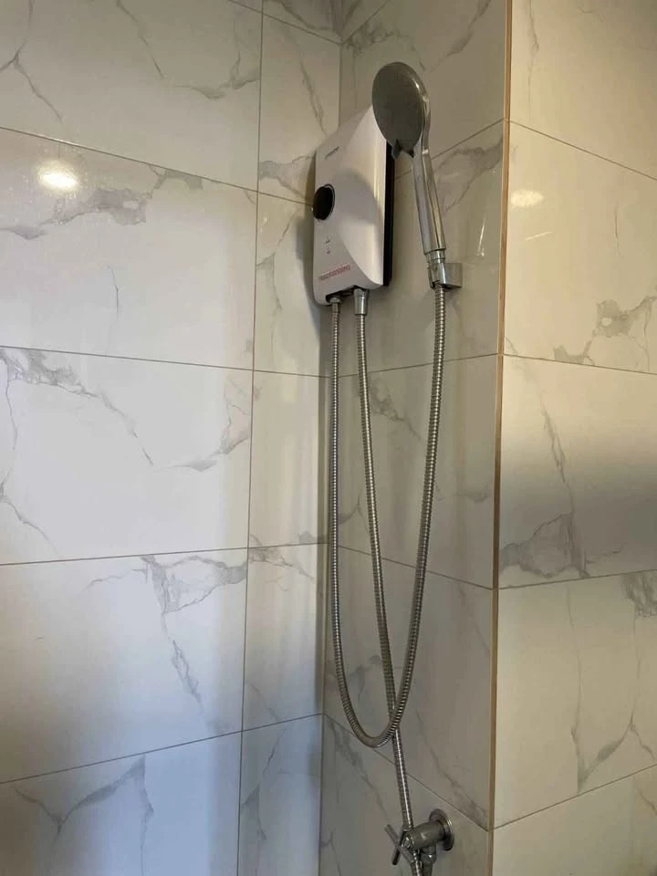 For sale: The Indeed Condo Amata, 1 bedroom, 1 bathroom, built-in marble headboard wall, fully furnished, book now.