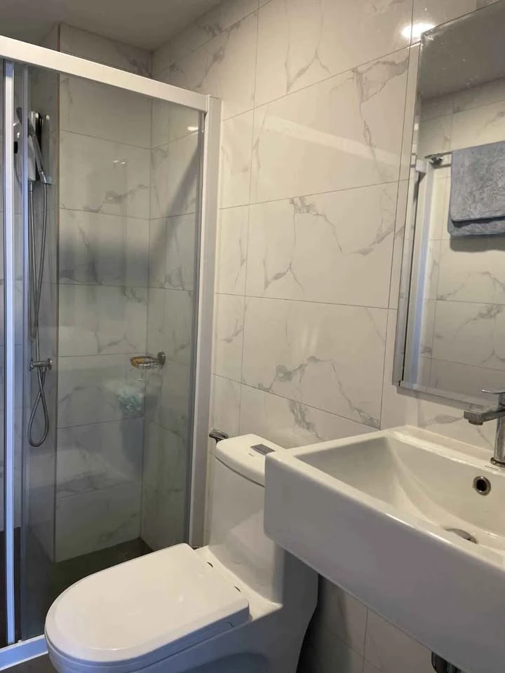 For sale: The Indeed Condo Amata, 1 bedroom, 1 bathroom, built-in marble headboard wall, fully furnished, book now.