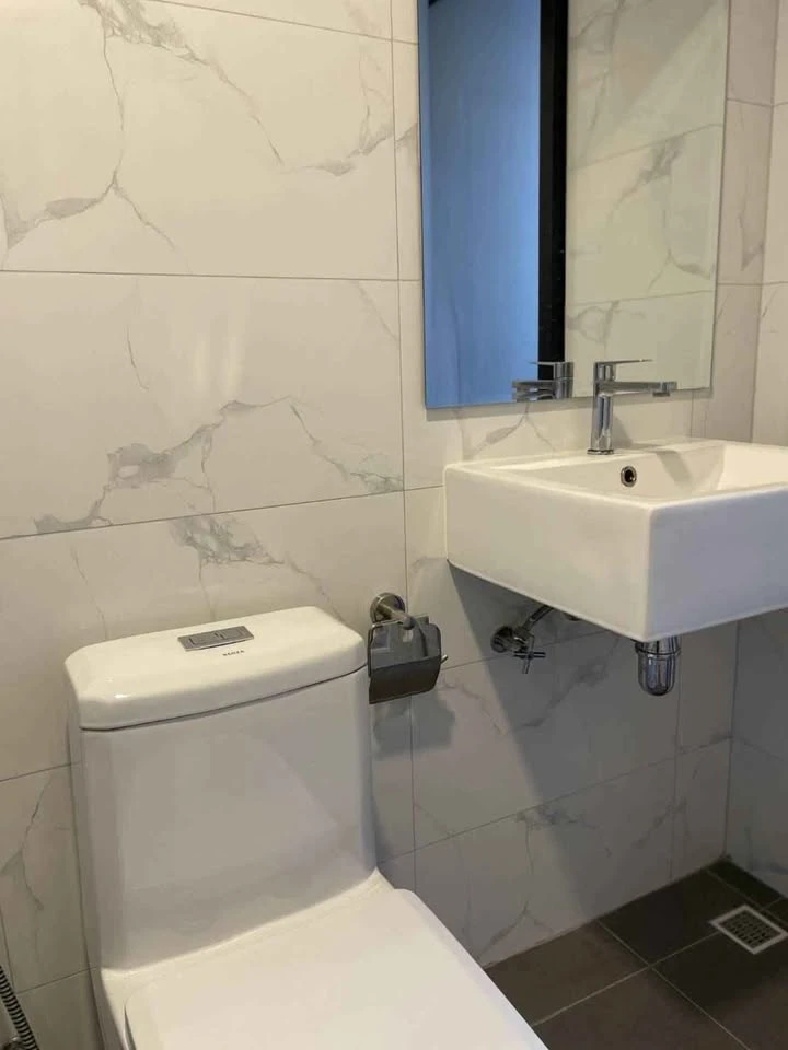 For sale: The Indeed Condo Amata, 1 bedroom, 1 bathroom, built-in marble headboard wall, fully furnished, book now.