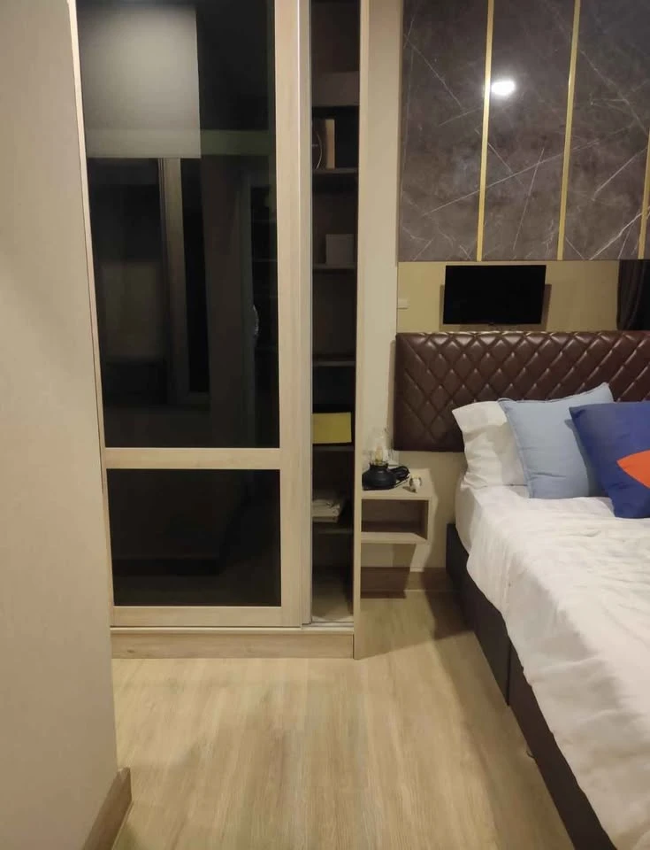 For sale: The Indeed Condo Amata, 1 bedroom, 1 bathroom, built-in marble headboard wall, fully furnished, book now.