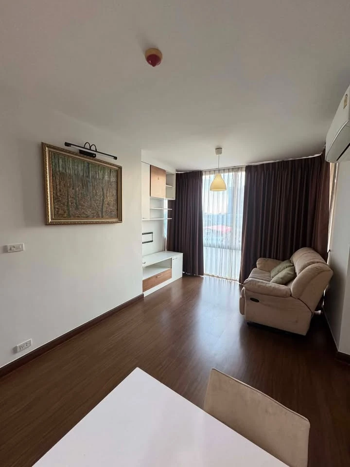Selling The IRIS Rama 9-Srinakarin: 1 bedroom, 1 bathroom unit with spacious living area in a prime location. Book now!