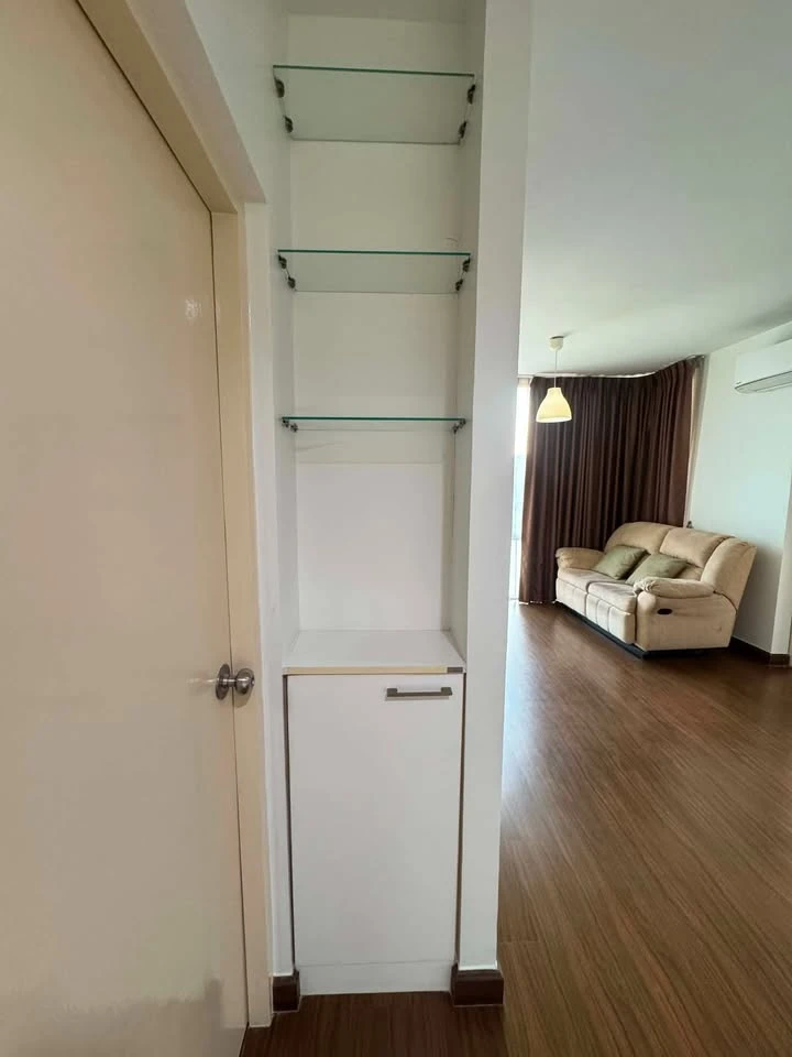 Selling The IRIS Rama 9-Srinakarin: 1 bedroom, 1 bathroom unit with spacious living area in a prime location. Book now!