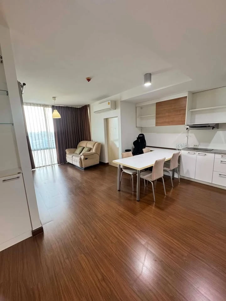 Selling The IRIS Rama 9-Srinakarin: 1 bedroom, 1 bathroom unit with spacious living area in a prime location. Book now!