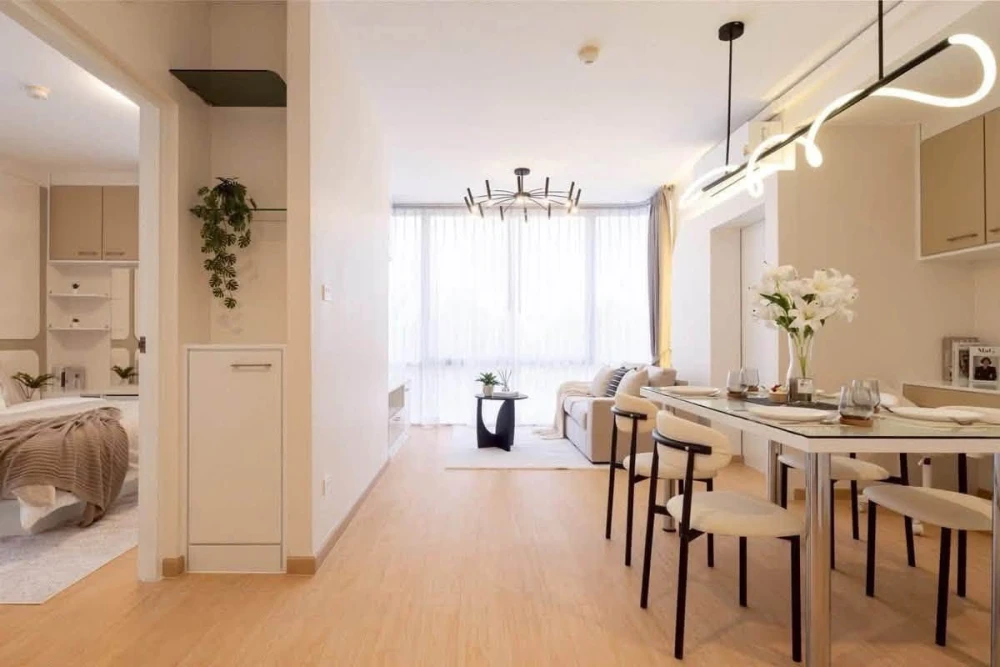 Selling a spacious and comfortable condo at The IRIS Rama 9-Srinakarin. Stunning built-in furnishings throughout. Don't miss out!