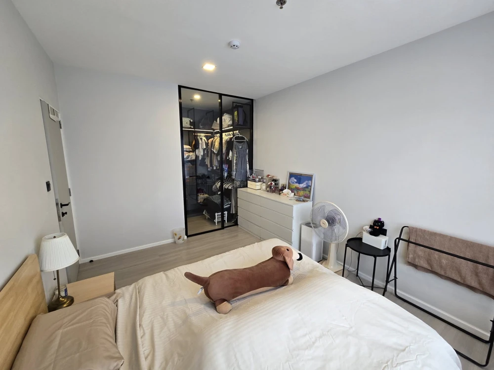For sale: The Key MRT Phetkasem 48, corner room, not connected to any other room, balcony facing north, next to fire escape, don't miss it.