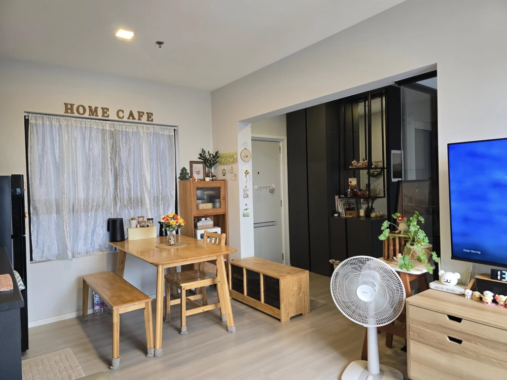 For sale: The Key MRT Phetkasem 48, corner room, not connected to any other room, balcony facing north, next to fire escape, don't miss it.