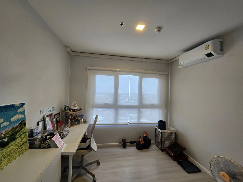 For sale: The Key MRT Phetkasem 48, corner room, not connected to any other room, balcony facing north, next to fire escape, don't miss it.