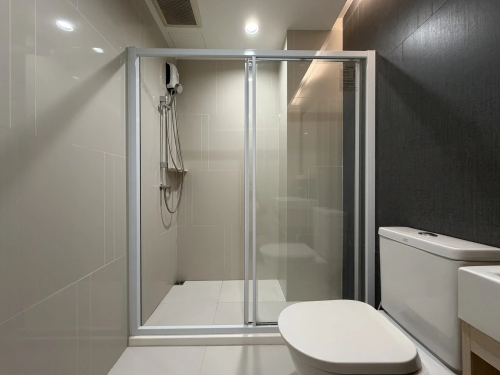 Selling rent The Key Sathorn – Charoenraj condo. Ready to move in, fully furnished, spacious, high floor. Book now!