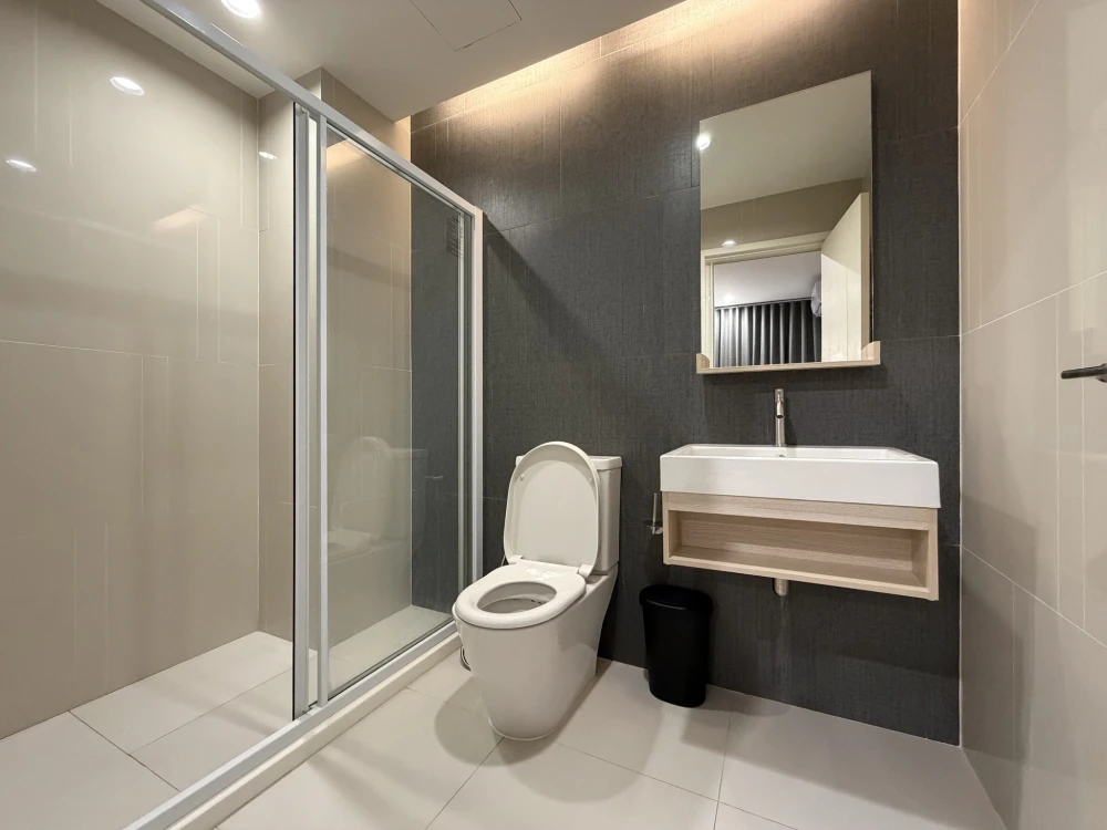 Selling rent The Key Sathorn – Charoenraj condo. Ready to move in, fully furnished, spacious, high floor. Book now!