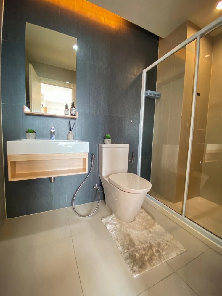 Selling The Key Sathorn-Charoenrat, 29th floor, prime location, north facing, high floor, city view. Book now!